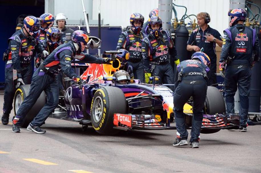 Vettel si ritira dopo pochi giri: problemi tecnici per lui. Afp
